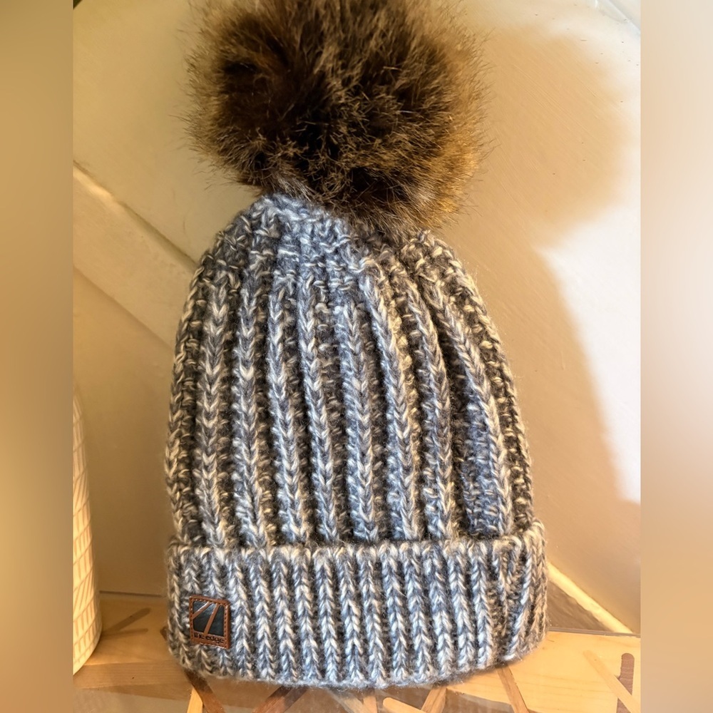 The Edge Women's o/s Gray Knit Pom Pom Beanie Hat